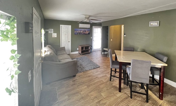 Winter Garden House | 20 minutes to the theme park! Family-sized 2/1 with backyard sleeps 7