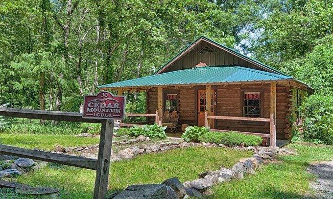 Skyland Cabin | 20% Off Regular Price! Romantic Cozy Cabin, Hot Tub, Fire Place, Close to Town