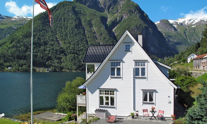 Balestrand House | 200 m² House ∙ 1 bedroom ∙ 6 guests