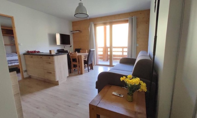 Les Claux Apartment | 200m from shops, 1st floor, swimming pool, balcony, parking, tv, ski locker, 50m², Vars