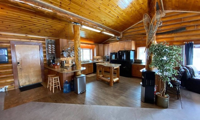 Fox House | 2010 Steese Hwy · Aurora viewing, quiet space, entire log home