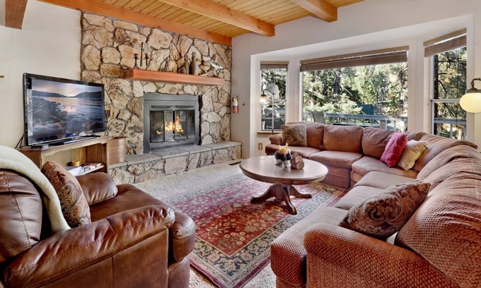 Upper Moonridge Cabin | 2060-tree Top Views 2 Bedroom Home by RedAwning