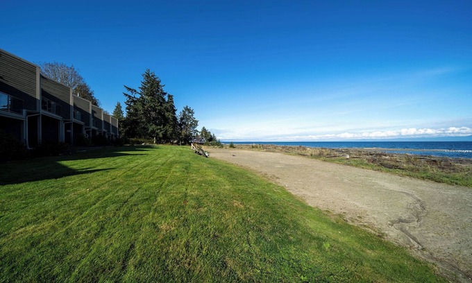 Regional District of Nanaimo Condo | #219 Lower Beach View Suite at Shorewater Resort, Qualicum Beach