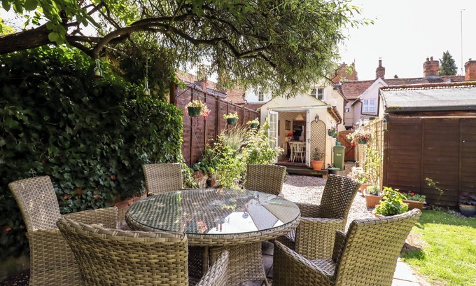 Halstead Cottage | 22 CHURCH PONDS, pet friendly, with open fire in Castle Hedingham