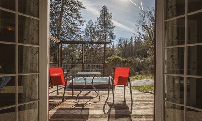 Midpines House | 22 Miles to Yosemite - Hot Tub, Hammocks, Fire Pit, Six Private Acres