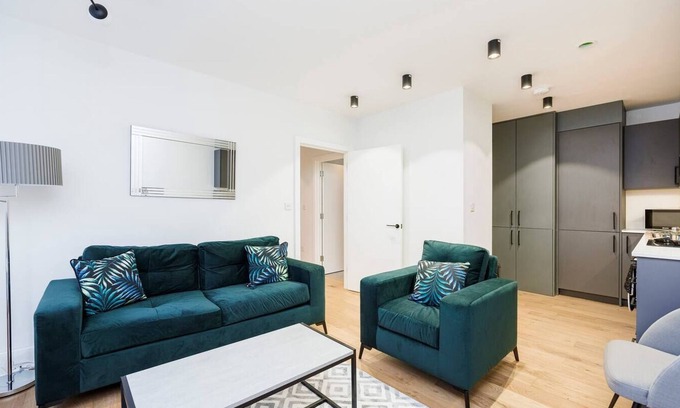 Southfield Apartment | 2Bed 1Bath Luxury Apartment in London