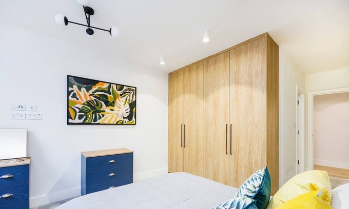 Southfield Apartment | 2Bed 2Bath Luxury Apartment in London
