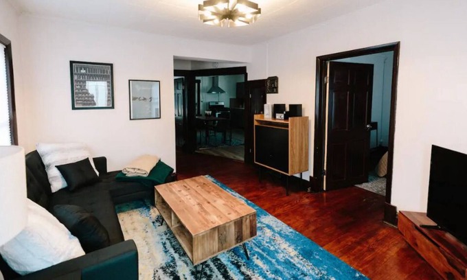 Urbana House | 2BR Bungalow DT Urbana w/ 1GB WiFi + Spacious Yard
