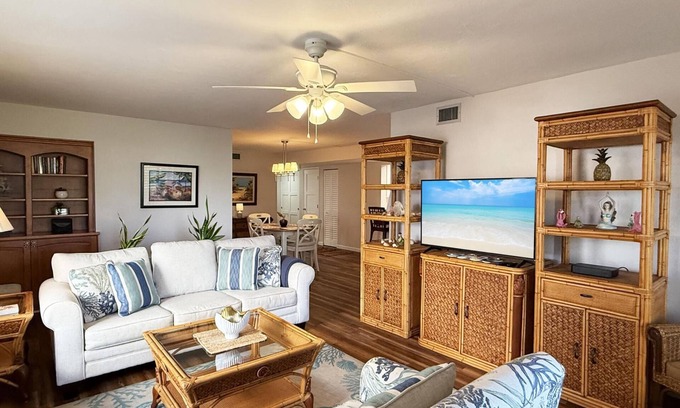 Englewood Condo | 2BR Condo – Heated Pool, Lanai & Walk to Beach
