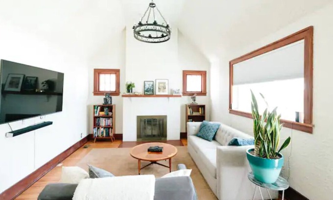 Urbana House | 2BR Cozy, Historic Home in DT Urbana: 2 Thumbs Up