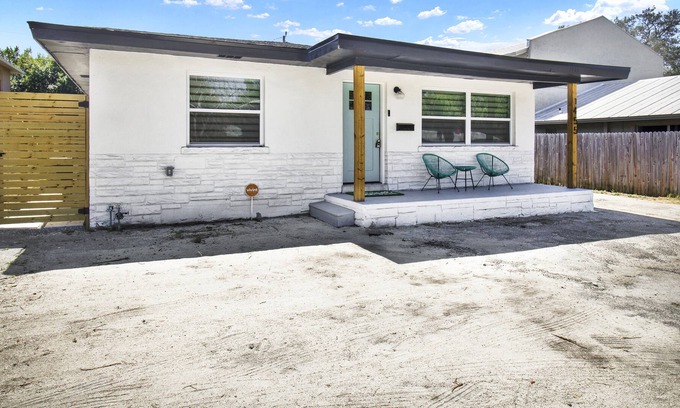 Clearwater Apartment | 2BR Modern Home