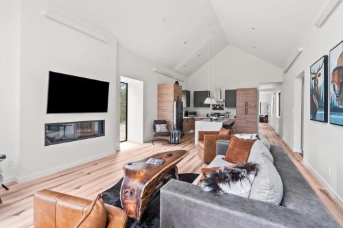 Twin Lakes House | 2BR Mountain View Retreat - Near Twin Lakes