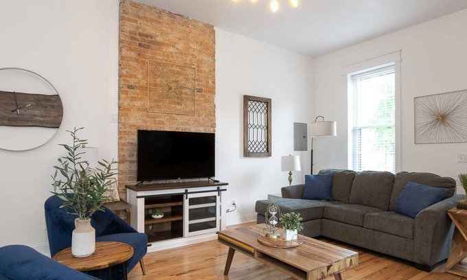 Covington House | 2BR Townhome – Free Parking/Minutes to Stadiums