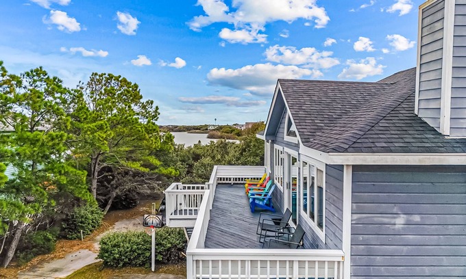 Colington House | 2BR with balcony, hammock, full kitchen, & W/D