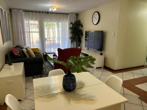 Die Hoewes Apartment | 2e - No load shedding 2 bed home to relax into
