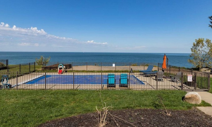 Edgewater Condo | 2nd Floor Edgewater · Lovely Lakefront Home 3Bd+Crib 8 min to Downtn