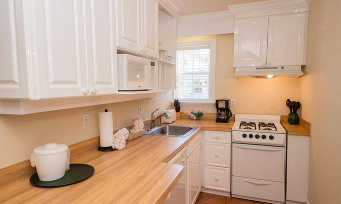 Bradenton Beach Hotel | 2nd Floor Studio. Stairs only. NO PETS