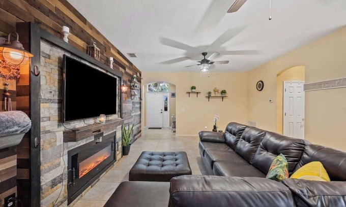 Nichols House | 3/2 Family + Pet Friendly home + Washer/Dryer