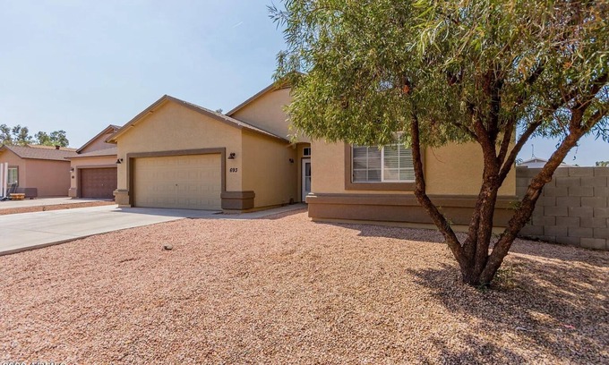 Eleven Mile Corner House | 3/2 Home in Peaceful Neighborhood close to Golf, Nature, Skydiving Pet-Friendly
