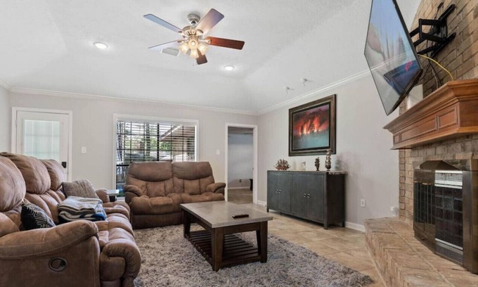 Dickinson House | 3/2 Oasis in a Beautifully Lush Neighborhood!