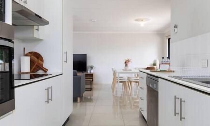 Acacia Ridge Apartment | 3 Bdr apt! Aircon! Espresso! Restaurants! 6BS3