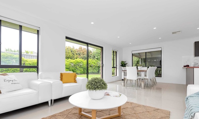Mount Barker House | 3 Bdrm, 2 Bthrm House With Aircon & Outdoor Dining