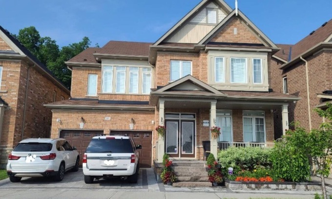 Brampton House | 3 bdrm 3 full bath W/D in Brampton/Toronto, sleeps 16.