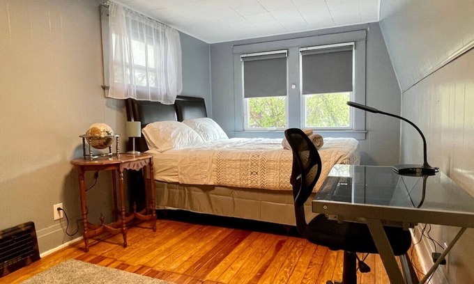Niagara Falls House | ♥3 bdrm Niagara Falls Home ♥ A/C♥ Hot Tub♥ Parking