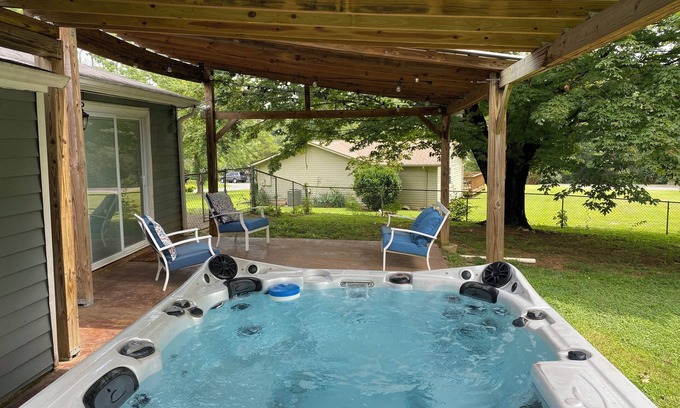 Mount Vernon House | 3 bed-1 Bath,5 min to the lake, HotTub, bring your dogs, full fenced back yard.