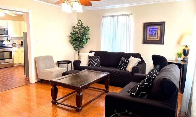 Havelock House | 3 Bed 2 Bath House, Quiet & downtown Smart TVs in all rooms, Whole house to yourself