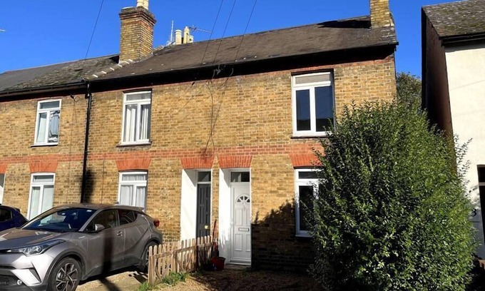 Runnymede House | 3 Bed 2 Lounge House up to 40pc off Monthly in Addlestone by Angel and Ken