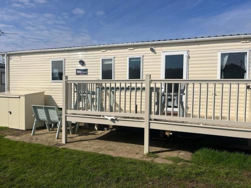 Heacham Ski Chalet | 3 Bed 8 Berth Caravan with decking Free WiFi