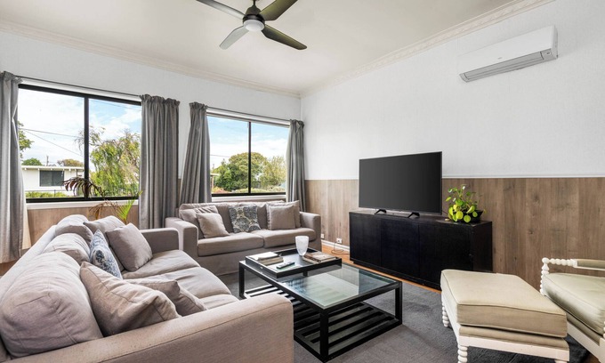 Bellarine Peninsula House | 3-bed Beach House and 1-bed self-contained Barn in St Leonards