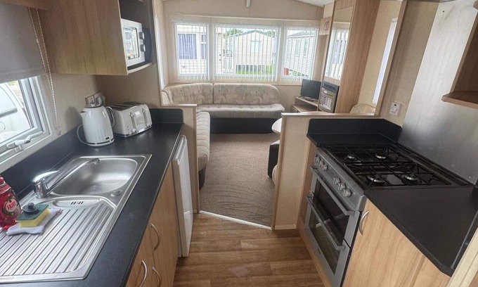 Towyn Ski Chalet | 3 Bed Caravan - Sleeps 8 - Pets - Parking