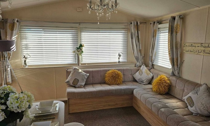 Ingoldmells Cabin | 3 Bed Caravan - Sleeps 6 - Pets - Parking - Wifi