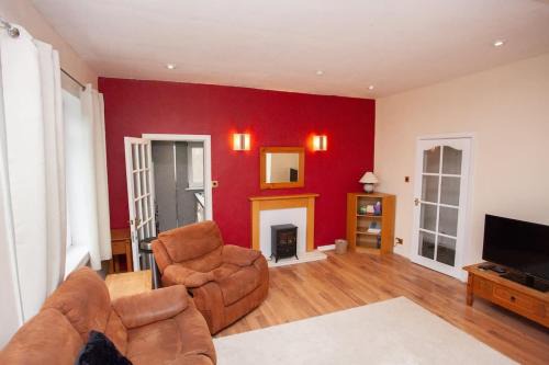 Glasgow Apartment | 3 Bed Cottage Flat with Parking