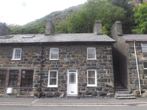 Tremadog House | 3 bed cottage Tremadog square close to restaurants and bars great walks fantastic base