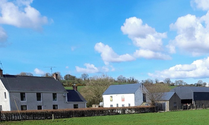 Strabane House | 3 Bed Farmhouse - Sleeps 6 - Wifi - Parking