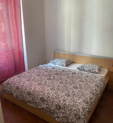 Andel Apartment | 3 Bed Flat - Sleeps 10 - Pets - Smoking on terrace