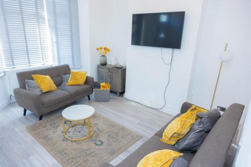 Abbey Wood Apartment | 3-Bed House by Abbey Wood Station