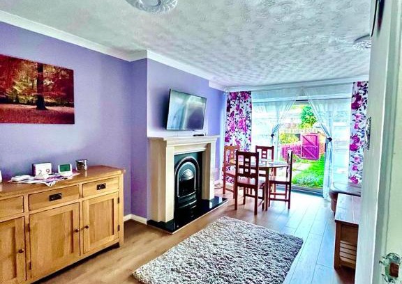 Walsall Apartment | 3 bed house in Walsall, perfect for contractors & leisure & free parking
