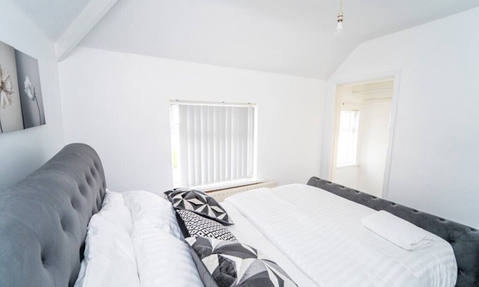 Leicester House | 3 Bed House - Sleeps 5 - Pets - Garden - Parking