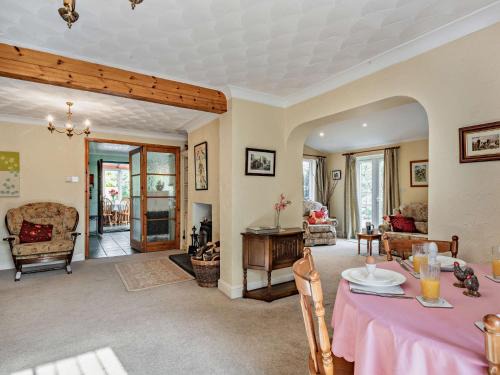 Briston House | 3 Bed in Briston 90184