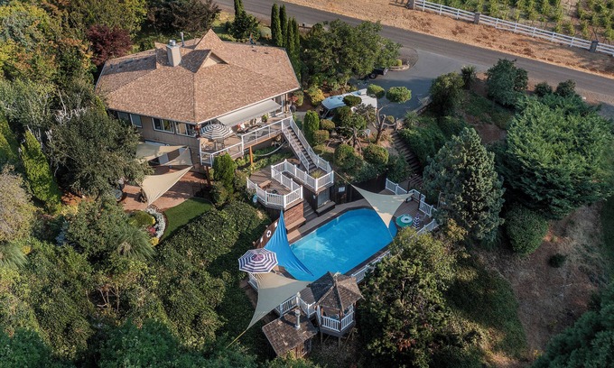 Dundee House | 3 Bed Private Villa in Wine Country with Pool + Hot Tub