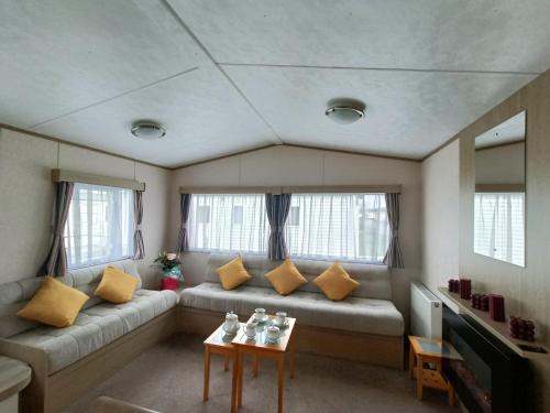 Rhyl Ski Chalet | 3 Bed Sleeps 6 Parking