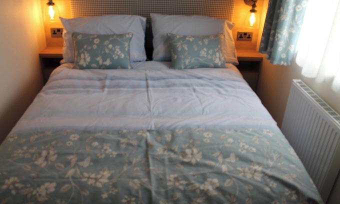 Cowes Cabin | 3 Bed-Sleeps 8-Parking-Pets-Sea View