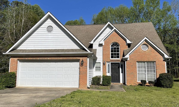 Fayetteville House | 3 Bedroom, 2.5 Bath House With Large Enclosed Rear Garden.