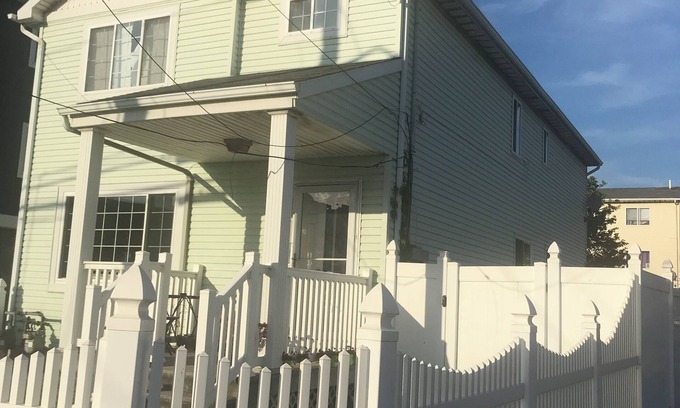 Queens House | 3-bedroom & 2-bath house near Beach with 2 car parking