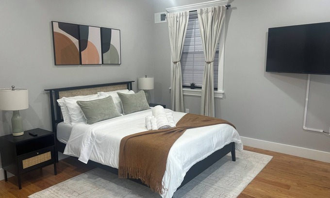 The Heights House | 3-bedroom 2 bath luxury home in Jersey City MINUTES TO NYC