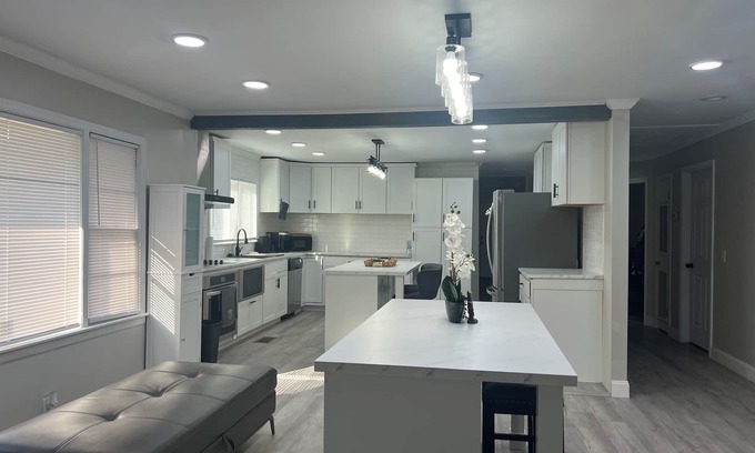 Bruce House | 3-bedroom 2 bath nice deck every convenience of home 30 minutes from Oxford